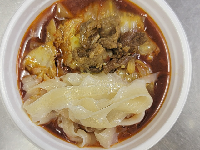 オリーブ牛すじ入り火鍋刀削麵